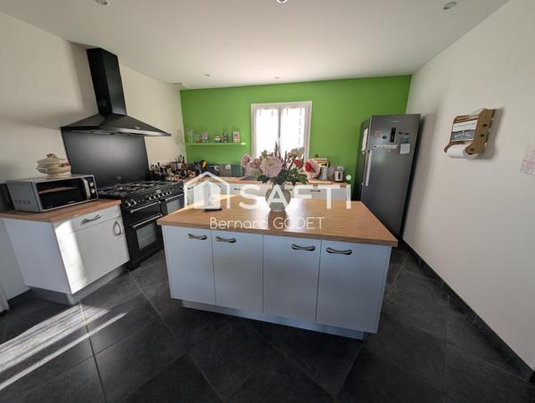 Maison de plain pied sans travaux 3 chambres, 1 bureau, cuisine ouverte salon.