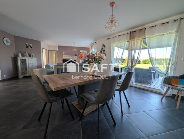 Maison de plain pied sans travaux 3 chambres, 1 bureau, cuisine ouverte salon.