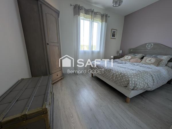 Maison de plain pied sans travaux 3 chambres, 1 bureau, cuisine ouverte salon.