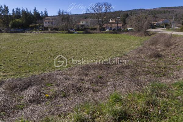 Terrain de 704 m²