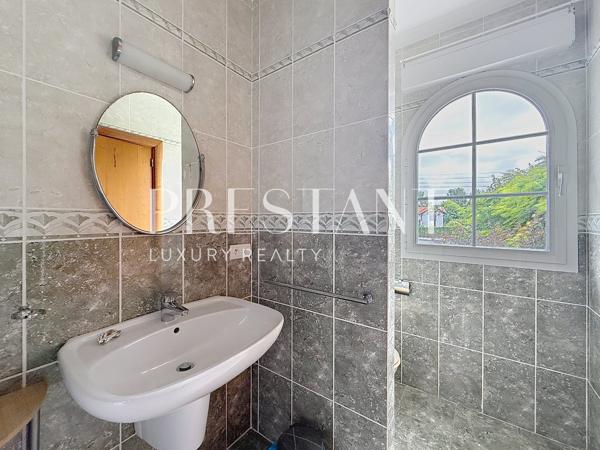 Biarritz -Belle maison basque contemporaine de 230m2 avec jardin à proximité du centre ville, BIARRITZ