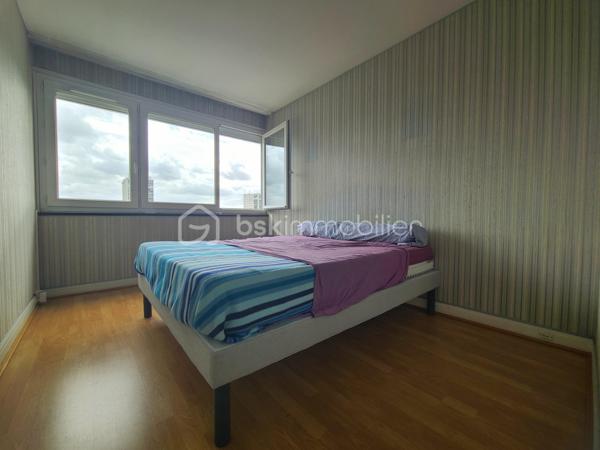 Sur la commune de Ris-Orangis
Venez découvrir cet agréable appartement de 74 m², situé au sein d’une résidence paisible, à proximité immédiate de toutes les commodités urbaines.
Idéal pour profiter d’un style de vie citadin tout en bénéficiant d’un environnement calme, cet appartement offre un agencement fonctionnel et de beaux espaces de vie.
Dès l’ouverture de la porte, vous découvrirez une belle entrée avec placards, qui dessert un double séjour particulièrement lumineux grâce à ses grandes baies vitrées, avec accès direct au balcon sans vis-à-vis.
La visite se poursuit avec une cuisine séparée, puis un espace nuit composé de deux belles chambres, d’une salle d’eau, de WC séparés et de nombreux rangements.
Le bien est complété par une place de parking ainsi que deux caves, dont une située sur le palier et une seconde en sous-sol.
Les atouts du bien :
- Double séjour lumineux
- Balcon sans vis-à-vis
- 2 chambres
- Cuisine séparée
- Nombreux rangements
- 2 caves
- 1 Place de parking privative
- Commerces et transports à proximité
- Ravalement et isolation réalisés en 2021
- Fenêtres et baies vitrées récentes en PVC double vitrage
À deux pas des commerces et parfaitement desservi par les transports, cet appartement réunit confort, luminosité, praticité et tranquillité.
Un bien idéal pour une famille, un couple ou un investissement, à découvrir sans tarder !
***** VISITE POSSIBLE 7j/7 jusqu'à 21h30 sur RDV *****
