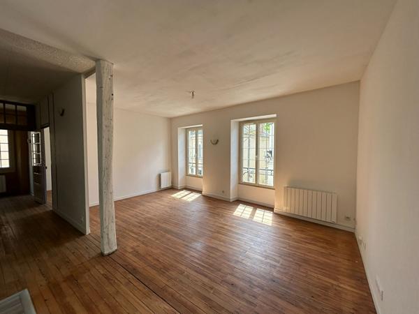 Charmante maison de ville avec local commercial en RDC (vide) dans le centre de Malicorne Sur Sarthe