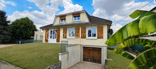 Vous recherchez une maison familiale offrant de beaux volumes, un immense garage et un accès rapide à Paris ? Cette propriété est faite pour vous !
Idéalement située à seulement 5 minutes à pied de la gare de Sens, permettant de rejoindre Paris-Bercy en seulement 54 minutes, cette maison combine confort, fonctionnalité et un fort potentiel d'aménagement.
Dès l'entrée, vous serez séduits par un double séjour lumineux, parfait pour partager des moments en famille, une cuisine aménagée et équipée, deux chambres de plain-pied, une salle de bains ainsi qu'un WC indépendant.
À l'étage, deux chambres supplémentaires offrent de nombreuses possibilités : chambres d'enfants, espace invités, bureau ou télétravail.
Un garage indépendant exceptionnel de 100 m² : un véritable atout !

Rare sur le secteur, ce vaste garage de 100 m² au sol séduira les passionnés de mécanique, les artisans, les collectionneurs ou toute personne ayant besoin d'un important espace de stockage. Sa hauteur permet même l'installation d'un pont automobile, une caractéristique particulièrement recherchée.

À l'extérieur, vous profiterez d'un terrain de 983 m², idéal pour les repas en famille, les jeux des enfants, un potager ou simplement pour profiter des beaux jours.

Les atouts qui font la différence :
✔ Gare de Sens à 5 minutes à pied
✔ Paris-Bercy en 54 minutes
✔ 4 chambres
✔ Double séjour lumineux
✔ Cuisine aménagée et équipée
✔ Sous-sol complet
✔ Garage de 100 m² avec hauteur adaptée à un pont automobile
✔ Terrain de 983 m²
✔ Maison idéale pour une famille, un artisan ou un passionné de mécanique

Une opportunité rare sur le marché !

Que vous soyez une famille à la recherche d'espace ou un acquéreur souhaitant bénéficier d'un garage hors normes, cette maison répondra à toutes vos attentes.

N'attendez pas pour la découvrir ! Contactez-moi dès aujourd'hui pour organiser votre visite.