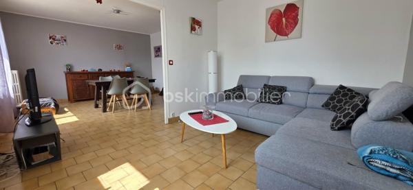 Vous recherchez une maison familiale offrant de beaux volumes, un immense garage et un accès rapide à Paris ? Cette propriété est faite pour vous !
Idéalement située à seulement 5 minutes à pied de la gare de Sens, permettant de rejoindre Paris-Bercy en seulement 54 minutes, cette maison combine confort, fonctionnalité et un fort potentiel d'aménagement.
Dès l'entrée, vous serez séduits par un double séjour lumineux, parfait pour partager des moments en famille, une cuisine aménagée et équipée, deux chambres de plain-pied, une salle de bains ainsi qu'un WC indépendant.
À l'étage, deux chambres supplémentaires offrent de nombreuses possibilités : chambres d'enfants, espace invités, bureau ou télétravail.
Un garage indépendant exceptionnel de 100 m² : un véritable atout !

Rare sur le secteur, ce vaste garage de 100 m² au sol séduira les passionnés de mécanique, les artisans, les collectionneurs ou toute personne ayant besoin d'un important espace de stockage. Sa hauteur permet même l'installation d'un pont automobile, une caractéristique particulièrement recherchée.

À l'extérieur, vous profiterez d'un terrain de 983 m², idéal pour les repas en famille, les jeux des enfants, un potager ou simplement pour profiter des beaux jours.

Les atouts qui font la différence :
✔ Gare de Sens à 5 minutes à pied
✔ Paris-Bercy en 54 minutes
✔ 4 chambres
✔ Double séjour lumineux
✔ Cuisine aménagée et équipée
✔ Sous-sol complet
✔ Garage de 100 m² avec hauteur adaptée à un pont automobile
✔ Terrain de 983 m²
✔ Maison idéale pour une famille, un artisan ou un passionné de mécanique

Une opportunité rare sur le marché !

Que vous soyez une famille à la recherche d'espace ou un acquéreur souhaitant bénéficier d'un garage hors normes, cette maison répondra à toutes vos attentes.

N'attendez pas pour la découvrir ! Contactez-moi dès aujourd'hui pour organiser votre visite.