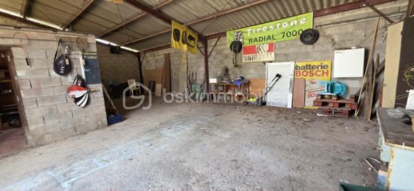 Vous recherchez une maison familiale offrant de beaux volumes, un immense garage et un accès rapide à Paris ? Cette propriété est faite pour vous !
Idéalement située à seulement 5 minutes à pied de la gare de Sens, permettant de rejoindre Paris-Bercy en seulement 54 minutes, cette maison combine confort, fonctionnalité et un fort potentiel d'aménagement.
Dès l'entrée, vous serez séduits par un double séjour lumineux, parfait pour partager des moments en famille, une cuisine aménagée et équipée, deux chambres de plain-pied, une salle de bains ainsi qu'un WC indépendant.
À l'étage, deux chambres supplémentaires offrent de nombreuses possibilités : chambres d'enfants, espace invités, bureau ou télétravail.
Un garage indépendant exceptionnel de 100 m² : un véritable atout !

Rare sur le secteur, ce vaste garage de 100 m² au sol séduira les passionnés de mécanique, les artisans, les collectionneurs ou toute personne ayant besoin d'un important espace de stockage. Sa hauteur permet même l'installation d'un pont automobile, une caractéristique particulièrement recherchée.

À l'extérieur, vous profiterez d'un terrain de 983 m², idéal pour les repas en famille, les jeux des enfants, un potager ou simplement pour profiter des beaux jours.

Les atouts qui font la différence :
✔ Gare de Sens à 5 minutes à pied
✔ Paris-Bercy en 54 minutes
✔ 4 chambres
✔ Double séjour lumineux
✔ Cuisine aménagée et équipée
✔ Sous-sol complet
✔ Garage de 100 m² avec hauteur adaptée à un pont automobile
✔ Terrain de 983 m²
✔ Maison idéale pour une famille, un artisan ou un passionné de mécanique

Une opportunité rare sur le marché !

Que vous soyez une famille à la recherche d'espace ou un acquéreur souhaitant bénéficier d'un garage hors normes, cette maison répondra à toutes vos attentes.

N'attendez pas pour la découvrir ! Contactez-moi dès aujourd'hui pour organiser votre visite.