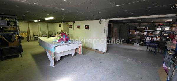 Vous recherchez une maison familiale offrant de beaux volumes, un immense garage et un accès rapide à Paris ? Cette propriété est faite pour vous !
Idéalement située à seulement 5 minutes à pied de la gare de Sens, permettant de rejoindre Paris-Bercy en seulement 54 minutes, cette maison combine confort, fonctionnalité et un fort potentiel d'aménagement.
Dès l'entrée, vous serez séduits par un double séjour lumineux, parfait pour partager des moments en famille, une cuisine aménagée et équipée, deux chambres de plain-pied, une salle de bains ainsi qu'un WC indépendant.
À l'étage, deux chambres supplémentaires offrent de nombreuses possibilités : chambres d'enfants, espace invités, bureau ou télétravail.
Un garage indépendant exceptionnel de 100 m² : un véritable atout !

Rare sur le secteur, ce vaste garage de 100 m² au sol séduira les passionnés de mécanique, les artisans, les collectionneurs ou toute personne ayant besoin d'un important espace de stockage. Sa hauteur permet même l'installation d'un pont automobile, une caractéristique particulièrement recherchée.

À l'extérieur, vous profiterez d'un terrain de 983 m², idéal pour les repas en famille, les jeux des enfants, un potager ou simplement pour profiter des beaux jours.

Les atouts qui font la différence :
✔ Gare de Sens à 5 minutes à pied
✔ Paris-Bercy en 54 minutes
✔ 4 chambres
✔ Double séjour lumineux
✔ Cuisine aménagée et équipée
✔ Sous-sol complet
✔ Garage de 100 m² avec hauteur adaptée à un pont automobile
✔ Terrain de 983 m²
✔ Maison idéale pour une famille, un artisan ou un passionné de mécanique

Une opportunité rare sur le marché !

Que vous soyez une famille à la recherche d'espace ou un acquéreur souhaitant bénéficier d'un garage hors normes, cette maison répondra à toutes vos attentes.

N'attendez pas pour la découvrir ! Contactez-moi dès aujourd'hui pour organiser votre visite.
