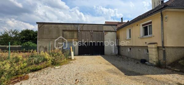 Vous recherchez une maison familiale offrant de beaux volumes, un immense garage et un accès rapide à Paris ? Cette propriété est faite pour vous !
Idéalement située à seulement 5 minutes à pied de la gare de Sens, permettant de rejoindre Paris-Bercy en seulement 54 minutes, cette maison combine confort, fonctionnalité et un fort potentiel d'aménagement.
Dès l'entrée, vous serez séduits par un double séjour lumineux, parfait pour partager des moments en famille, une cuisine aménagée et équipée, deux chambres de plain-pied, une salle de bains ainsi qu'un WC indépendant.
À l'étage, deux chambres supplémentaires offrent de nombreuses possibilités : chambres d'enfants, espace invités, bureau ou télétravail.
Un garage indépendant exceptionnel de 100 m² : un véritable atout !

Rare sur le secteur, ce vaste garage de 100 m² au sol séduira les passionnés de mécanique, les artisans, les collectionneurs ou toute personne ayant besoin d'un important espace de stockage. Sa hauteur permet même l'installation d'un pont automobile, une caractéristique particulièrement recherchée.

À l'extérieur, vous profiterez d'un terrain de 983 m², idéal pour les repas en famille, les jeux des enfants, un potager ou simplement pour profiter des beaux jours.

Les atouts qui font la différence :
✔ Gare de Sens à 5 minutes à pied
✔ Paris-Bercy en 54 minutes
✔ 4 chambres
✔ Double séjour lumineux
✔ Cuisine aménagée et équipée
✔ Sous-sol complet
✔ Garage de 100 m² avec hauteur adaptée à un pont automobile
✔ Terrain de 983 m²
✔ Maison idéale pour une famille, un artisan ou un passionné de mécanique

Une opportunité rare sur le marché !

Que vous soyez une famille à la recherche d'espace ou un acquéreur souhaitant bénéficier d'un garage hors normes, cette maison répondra à toutes vos attentes.

N'attendez pas pour la découvrir ! Contactez-moi dès aujourd'hui pour organiser votre visite.