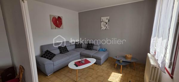 Vous recherchez une maison familiale offrant de beaux volumes, un immense garage et un accès rapide à Paris ? Cette propriété est faite pour vous !
Idéalement située à seulement 5 minutes à pied de la gare de Sens, permettant de rejoindre Paris-Bercy en seulement 54 minutes, cette maison combine confort, fonctionnalité et un fort potentiel d'aménagement.
Dès l'entrée, vous serez séduits par un double séjour lumineux, parfait pour partager des moments en famille, une cuisine aménagée et équipée, deux chambres de plain-pied, une salle de bains ainsi qu'un WC indépendant.
À l'étage, deux chambres supplémentaires offrent de nombreuses possibilités : chambres d'enfants, espace invités, bureau ou télétravail.
Un garage indépendant exceptionnel de 100 m² : un véritable atout !

Rare sur le secteur, ce vaste garage de 100 m² au sol séduira les passionnés de mécanique, les artisans, les collectionneurs ou toute personne ayant besoin d'un important espace de stockage. Sa hauteur permet même l'installation d'un pont automobile, une caractéristique particulièrement recherchée.

À l'extérieur, vous profiterez d'un terrain de 983 m², idéal pour les repas en famille, les jeux des enfants, un potager ou simplement pour profiter des beaux jours.

Les atouts qui font la différence :
✔ Gare de Sens à 5 minutes à pied
✔ Paris-Bercy en 54 minutes
✔ 4 chambres
✔ Double séjour lumineux
✔ Cuisine aménagée et équipée
✔ Sous-sol complet
✔ Garage de 100 m² avec hauteur adaptée à un pont automobile
✔ Terrain de 983 m²
✔ Maison idéale pour une famille, un artisan ou un passionné de mécanique

Une opportunité rare sur le marché !

Que vous soyez une famille à la recherche d'espace ou un acquéreur souhaitant bénéficier d'un garage hors normes, cette maison répondra à toutes vos attentes.

N'attendez pas pour la découvrir ! Contactez-moi dès aujourd'hui pour organiser votre visite.