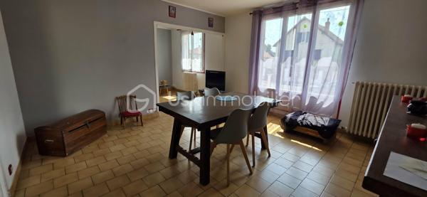 Vous recherchez une maison familiale offrant de beaux volumes, un immense garage et un accès rapide à Paris ? Cette propriété est faite pour vous !
Idéalement située à seulement 5 minutes à pied de la gare de Sens, permettant de rejoindre Paris-Bercy en seulement 54 minutes, cette maison combine confort, fonctionnalité et un fort potentiel d'aménagement.
Dès l'entrée, vous serez séduits par un double séjour lumineux, parfait pour partager des moments en famille, une cuisine aménagée et équipée, deux chambres de plain-pied, une salle de bains ainsi qu'un WC indépendant.
À l'étage, deux chambres supplémentaires offrent de nombreuses possibilités : chambres d'enfants, espace invités, bureau ou télétravail.
Un garage indépendant exceptionnel de 100 m² : un véritable atout !

Rare sur le secteur, ce vaste garage de 100 m² au sol séduira les passionnés de mécanique, les artisans, les collectionneurs ou toute personne ayant besoin d'un important espace de stockage. Sa hauteur permet même l'installation d'un pont automobile, une caractéristique particulièrement recherchée.

À l'extérieur, vous profiterez d'un terrain de 983 m², idéal pour les repas en famille, les jeux des enfants, un potager ou simplement pour profiter des beaux jours.

Les atouts qui font la différence :
✔ Gare de Sens à 5 minutes à pied
✔ Paris-Bercy en 54 minutes
✔ 4 chambres
✔ Double séjour lumineux
✔ Cuisine aménagée et équipée
✔ Sous-sol complet
✔ Garage de 100 m² avec hauteur adaptée à un pont automobile
✔ Terrain de 983 m²
✔ Maison idéale pour une famille, un artisan ou un passionné de mécanique

Une opportunité rare sur le marché !

Que vous soyez une famille à la recherche d'espace ou un acquéreur souhaitant bénéficier d'un garage hors normes, cette maison répondra à toutes vos attentes.

N'attendez pas pour la découvrir ! Contactez-moi dès aujourd'hui pour organiser votre visite.