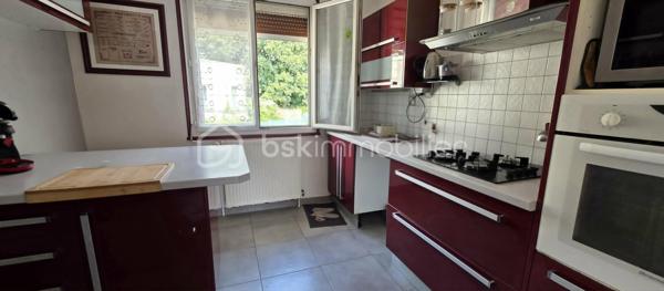 Vous recherchez une maison familiale offrant de beaux volumes, un immense garage et un accès rapide à Paris ? Cette propriété est faite pour vous !
Idéalement située à seulement 5 minutes à pied de la gare de Sens, permettant de rejoindre Paris-Bercy en seulement 54 minutes, cette maison combine confort, fonctionnalité et un fort potentiel d'aménagement.
Dès l'entrée, vous serez séduits par un double séjour lumineux, parfait pour partager des moments en famille, une cuisine aménagée et équipée, deux chambres de plain-pied, une salle de bains ainsi qu'un WC indépendant.
À l'étage, deux chambres supplémentaires offrent de nombreuses possibilités : chambres d'enfants, espace invités, bureau ou télétravail.
Un garage indépendant exceptionnel de 100 m² : un véritable atout !

Rare sur le secteur, ce vaste garage de 100 m² au sol séduira les passionnés de mécanique, les artisans, les collectionneurs ou toute personne ayant besoin d'un important espace de stockage. Sa hauteur permet même l'installation d'un pont automobile, une caractéristique particulièrement recherchée.

À l'extérieur, vous profiterez d'un terrain de 983 m², idéal pour les repas en famille, les jeux des enfants, un potager ou simplement pour profiter des beaux jours.

Les atouts qui font la différence :
✔ Gare de Sens à 5 minutes à pied
✔ Paris-Bercy en 54 minutes
✔ 4 chambres
✔ Double séjour lumineux
✔ Cuisine aménagée et équipée
✔ Sous-sol complet
✔ Garage de 100 m² avec hauteur adaptée à un pont automobile
✔ Terrain de 983 m²
✔ Maison idéale pour une famille, un artisan ou un passionné de mécanique

Une opportunité rare sur le marché !

Que vous soyez une famille à la recherche d'espace ou un acquéreur souhaitant bénéficier d'un garage hors normes, cette maison répondra à toutes vos attentes.

N'attendez pas pour la découvrir ! Contactez-moi dès aujourd'hui pour organiser votre visite.