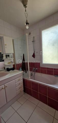 Vous recherchez une maison familiale offrant de beaux volumes, un immense garage et un accès rapide à Paris ? Cette propriété est faite pour vous !
Idéalement située à seulement 5 minutes à pied de la gare de Sens, permettant de rejoindre Paris-Bercy en seulement 54 minutes, cette maison combine confort, fonctionnalité et un fort potentiel d'aménagement.
Dès l'entrée, vous serez séduits par un double séjour lumineux, parfait pour partager des moments en famille, une cuisine aménagée et équipée, deux chambres de plain-pied, une salle de bains ainsi qu'un WC indépendant.
À l'étage, deux chambres supplémentaires offrent de nombreuses possibilités : chambres d'enfants, espace invités, bureau ou télétravail.
Un garage indépendant exceptionnel de 100 m² : un véritable atout !

Rare sur le secteur, ce vaste garage de 100 m² au sol séduira les passionnés de mécanique, les artisans, les collectionneurs ou toute personne ayant besoin d'un important espace de stockage. Sa hauteur permet même l'installation d'un pont automobile, une caractéristique particulièrement recherchée.

À l'extérieur, vous profiterez d'un terrain de 983 m², idéal pour les repas en famille, les jeux des enfants, un potager ou simplement pour profiter des beaux jours.

Les atouts qui font la différence :
✔ Gare de Sens à 5 minutes à pied
✔ Paris-Bercy en 54 minutes
✔ 4 chambres
✔ Double séjour lumineux
✔ Cuisine aménagée et équipée
✔ Sous-sol complet
✔ Garage de 100 m² avec hauteur adaptée à un pont automobile
✔ Terrain de 983 m²
✔ Maison idéale pour une famille, un artisan ou un passionné de mécanique

Une opportunité rare sur le marché !

Que vous soyez une famille à la recherche d'espace ou un acquéreur souhaitant bénéficier d'un garage hors normes, cette maison répondra à toutes vos attentes.

N'attendez pas pour la découvrir ! Contactez-moi dès aujourd'hui pour organiser votre visite.