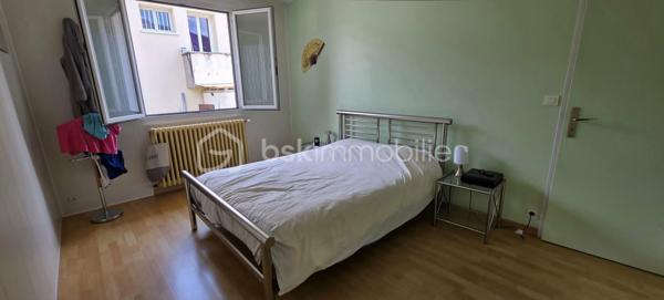 Vous recherchez une maison familiale offrant de beaux volumes, un immense garage et un accès rapide à Paris ? Cette propriété est faite pour vous !
Idéalement située à seulement 5 minutes à pied de la gare de Sens, permettant de rejoindre Paris-Bercy en seulement 54 minutes, cette maison combine confort, fonctionnalité et un fort potentiel d'aménagement.
Dès l'entrée, vous serez séduits par un double séjour lumineux, parfait pour partager des moments en famille, une cuisine aménagée et équipée, deux chambres de plain-pied, une salle de bains ainsi qu'un WC indépendant.
À l'étage, deux chambres supplémentaires offrent de nombreuses possibilités : chambres d'enfants, espace invités, bureau ou télétravail.
Un garage indépendant exceptionnel de 100 m² : un véritable atout !

Rare sur le secteur, ce vaste garage de 100 m² au sol séduira les passionnés de mécanique, les artisans, les collectionneurs ou toute personne ayant besoin d'un important espace de stockage. Sa hauteur permet même l'installation d'un pont automobile, une caractéristique particulièrement recherchée.

À l'extérieur, vous profiterez d'un terrain de 983 m², idéal pour les repas en famille, les jeux des enfants, un potager ou simplement pour profiter des beaux jours.

Les atouts qui font la différence :
✔ Gare de Sens à 5 minutes à pied
✔ Paris-Bercy en 54 minutes
✔ 4 chambres
✔ Double séjour lumineux
✔ Cuisine aménagée et équipée
✔ Sous-sol complet
✔ Garage de 100 m² avec hauteur adaptée à un pont automobile
✔ Terrain de 983 m²
✔ Maison idéale pour une famille, un artisan ou un passionné de mécanique

Une opportunité rare sur le marché !

Que vous soyez une famille à la recherche d'espace ou un acquéreur souhaitant bénéficier d'un garage hors normes, cette maison répondra à toutes vos attentes.

N'attendez pas pour la découvrir ! Contactez-moi dès aujourd'hui pour organiser votre visite.