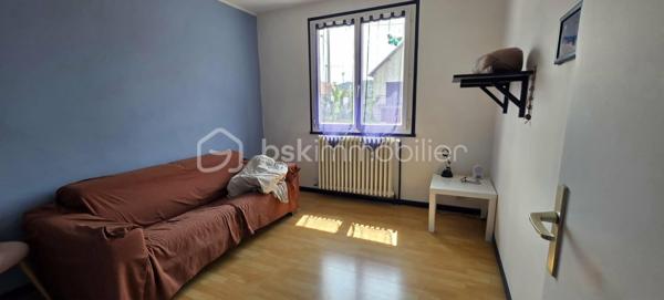 Vous recherchez une maison familiale offrant de beaux volumes, un immense garage et un accès rapide à Paris ? Cette propriété est faite pour vous !
Idéalement située à seulement 5 minutes à pied de la gare de Sens, permettant de rejoindre Paris-Bercy en seulement 54 minutes, cette maison combine confort, fonctionnalité et un fort potentiel d'aménagement.
Dès l'entrée, vous serez séduits par un double séjour lumineux, parfait pour partager des moments en famille, une cuisine aménagée et équipée, deux chambres de plain-pied, une salle de bains ainsi qu'un WC indépendant.
À l'étage, deux chambres supplémentaires offrent de nombreuses possibilités : chambres d'enfants, espace invités, bureau ou télétravail.
Un garage indépendant exceptionnel de 100 m² : un véritable atout !

Rare sur le secteur, ce vaste garage de 100 m² au sol séduira les passionnés de mécanique, les artisans, les collectionneurs ou toute personne ayant besoin d'un important espace de stockage. Sa hauteur permet même l'installation d'un pont automobile, une caractéristique particulièrement recherchée.

À l'extérieur, vous profiterez d'un terrain de 983 m², idéal pour les repas en famille, les jeux des enfants, un potager ou simplement pour profiter des beaux jours.

Les atouts qui font la différence :
✔ Gare de Sens à 5 minutes à pied
✔ Paris-Bercy en 54 minutes
✔ 4 chambres
✔ Double séjour lumineux
✔ Cuisine aménagée et équipée
✔ Sous-sol complet
✔ Garage de 100 m² avec hauteur adaptée à un pont automobile
✔ Terrain de 983 m²
✔ Maison idéale pour une famille, un artisan ou un passionné de mécanique

Une opportunité rare sur le marché !

Que vous soyez une famille à la recherche d'espace ou un acquéreur souhaitant bénéficier d'un garage hors normes, cette maison répondra à toutes vos attentes.

N'attendez pas pour la découvrir ! Contactez-moi dès aujourd'hui pour organiser votre visite.