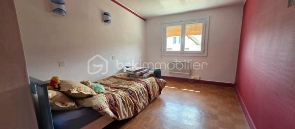 Vous recherchez une maison familiale offrant de beaux volumes, un immense garage et un accès rapide à Paris ? Cette propriété est faite pour vous !
Idéalement située à seulement 5 minutes à pied de la gare de Sens, permettant de rejoindre Paris-Bercy en seulement 54 minutes, cette maison combine confort, fonctionnalité et un fort potentiel d'aménagement.
Dès l'entrée, vous serez séduits par un double séjour lumineux, parfait pour partager des moments en famille, une cuisine aménagée et équipée, deux chambres de plain-pied, une salle de bains ainsi qu'un WC indépendant.
À l'étage, deux chambres supplémentaires offrent de nombreuses possibilités : chambres d'enfants, espace invités, bureau ou télétravail.
Un garage indépendant exceptionnel de 100 m² : un véritable atout !

Rare sur le secteur, ce vaste garage de 100 m² au sol séduira les passionnés de mécanique, les artisans, les collectionneurs ou toute personne ayant besoin d'un important espace de stockage. Sa hauteur permet même l'installation d'un pont automobile, une caractéristique particulièrement recherchée.

À l'extérieur, vous profiterez d'un terrain de 983 m², idéal pour les repas en famille, les jeux des enfants, un potager ou simplement pour profiter des beaux jours.

Les atouts qui font la différence :
✔ Gare de Sens à 5 minutes à pied
✔ Paris-Bercy en 54 minutes
✔ 4 chambres
✔ Double séjour lumineux
✔ Cuisine aménagée et équipée
✔ Sous-sol complet
✔ Garage de 100 m² avec hauteur adaptée à un pont automobile
✔ Terrain de 983 m²
✔ Maison idéale pour une famille, un artisan ou un passionné de mécanique

Une opportunité rare sur le marché !

Que vous soyez une famille à la recherche d'espace ou un acquéreur souhaitant bénéficier d'un garage hors normes, cette maison répondra à toutes vos attentes.

N'attendez pas pour la découvrir ! Contactez-moi dès aujourd'hui pour organiser votre visite.