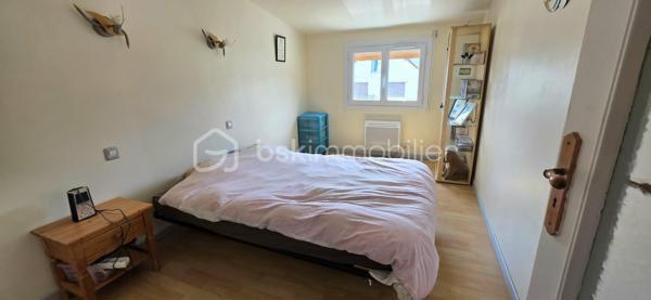 Vous recherchez une maison familiale offrant de beaux volumes, un immense garage et un accès rapide à Paris ? Cette propriété est faite pour vous !
Idéalement située à seulement 5 minutes à pied de la gare de Sens, permettant de rejoindre Paris-Bercy en seulement 54 minutes, cette maison combine confort, fonctionnalité et un fort potentiel d'aménagement.
Dès l'entrée, vous serez séduits par un double séjour lumineux, parfait pour partager des moments en famille, une cuisine aménagée et équipée, deux chambres de plain-pied, une salle de bains ainsi qu'un WC indépendant.
À l'étage, deux chambres supplémentaires offrent de nombreuses possibilités : chambres d'enfants, espace invités, bureau ou télétravail.
Un garage indépendant exceptionnel de 100 m² : un véritable atout !

Rare sur le secteur, ce vaste garage de 100 m² au sol séduira les passionnés de mécanique, les artisans, les collectionneurs ou toute personne ayant besoin d'un important espace de stockage. Sa hauteur permet même l'installation d'un pont automobile, une caractéristique particulièrement recherchée.

À l'extérieur, vous profiterez d'un terrain de 983 m², idéal pour les repas en famille, les jeux des enfants, un potager ou simplement pour profiter des beaux jours.

Les atouts qui font la différence :
✔ Gare de Sens à 5 minutes à pied
✔ Paris-Bercy en 54 minutes
✔ 4 chambres
✔ Double séjour lumineux
✔ Cuisine aménagée et équipée
✔ Sous-sol complet
✔ Garage de 100 m² avec hauteur adaptée à un pont automobile
✔ Terrain de 983 m²
✔ Maison idéale pour une famille, un artisan ou un passionné de mécanique

Une opportunité rare sur le marché !

Que vous soyez une famille à la recherche d'espace ou un acquéreur souhaitant bénéficier d'un garage hors normes, cette maison répondra à toutes vos attentes.

N'attendez pas pour la découvrir ! Contactez-moi dès aujourd'hui pour organiser votre visite.