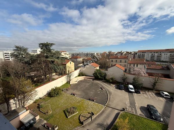 Appartement T1 Villeurbanne proximité Montchat, intérieur copropriété, étage élevé, lumineux, cave , possibilité garage.