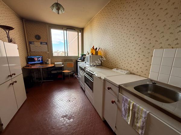 Appartement T1 Villeurbanne proximité Montchat, intérieur copropriété, étage élevé, lumineux, cave , possibilité garage.