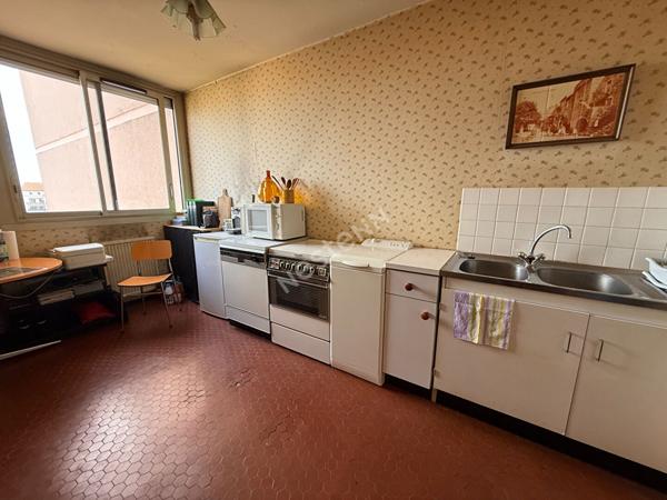 Appartement T1 Villeurbanne proximité Montchat, intérieur copropriété, étage élevé, lumineux, cave , possibilité garage.