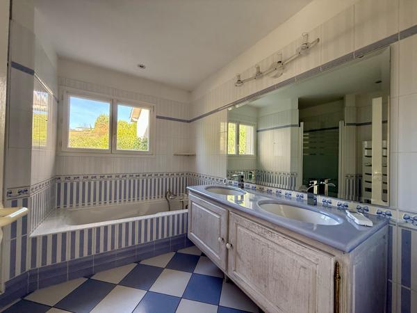Coup de cœur – Villa avec piscine sur les hauteurs de Villeneuve-sur-Lo