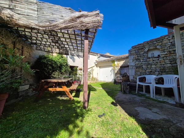Maison à vendre 4 pièces MEURSAC (17) - Jardin
