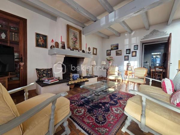 Située dans un petit village, cette charmante maison de 95m2, saura vous charmer par son authenticité et son caractère, offrant un cadre de vie paisible au cœur du bourg, à proximité de l'école et petits commerces ( bar restaurant, caviste ) et bureau de Poste.
 
Dès l'entrée, vous serez séduits par l'atmosphère authentique qui se dégage. La pièce de vie principale de 31m2, comprend un salon avec une belle cheminée en pierre, une salle à manger chaleureuse et lumineuse avec les poutres apparentes.
Vous y découvrirez, la cuisine équipée de 18m2 donnant sur une petite courette avec dépendance à l'arrière de la maison.
A l'étage, le couloir dessert 2 belles chambres de 13m2 et 14m2 avec un magnifique parquet et une salle d'eau avec toilettes de 9m2.

Bien entretenue et en bon état général, cette maison est raccordée au tout à l'égout ( Conforme ). La couverture a été récemment refaite ainsi que la peinture de la façade et des volets.
