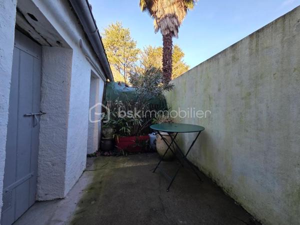 Située dans un petit village, cette charmante maison de 95m2, saura vous charmer par son authenticité et son caractère, offrant un cadre de vie paisible au cœur du bourg, à proximité de l'école et petits commerces ( bar restaurant, caviste ) et bureau de Poste.
 
Dès l'entrée, vous serez séduits par l'atmosphère authentique qui se dégage. La pièce de vie principale de 31m2, comprend un salon avec une belle cheminée en pierre, une salle à manger chaleureuse et lumineuse avec les poutres apparentes.
Vous y découvrirez, la cuisine équipée de 18m2 donnant sur une petite courette avec dépendance à l'arrière de la maison.
A l'étage, le couloir dessert 2 belles chambres de 13m2 et 14m2 avec un magnifique parquet et une salle d'eau avec toilettes de 9m2.

Bien entretenue et en bon état général, cette maison est raccordée au tout à l'égout ( Conforme ). La couverture a été récemment refaite ainsi que la peinture de la façade et des volets.