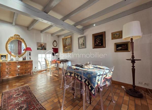 Située dans un petit village, cette charmante maison de 95m2, saura vous charmer par son authenticité et son caractère, offrant un cadre de vie paisible au cœur du bourg, à proximité de l'école et petits commerces ( bar restaurant, caviste ) et bureau de Poste.
 
Dès l'entrée, vous serez séduits par l'atmosphère authentique qui se dégage. La pièce de vie principale de 31m2, comprend un salon avec une belle cheminée en pierre, une salle à manger chaleureuse et lumineuse avec les poutres apparentes.
Vous y découvrirez, la cuisine équipée de 18m2 donnant sur une petite courette avec dépendance à l'arrière de la maison.
A l'étage, le couloir dessert 2 belles chambres de 13m2 et 14m2 avec un magnifique parquet et une salle d'eau avec toilettes de 9m2.

Bien entretenue et en bon état général, cette maison est raccordée au tout à l'égout ( Conforme ). La couverture a été récemment refaite ainsi que la peinture de la façade et des volets.
