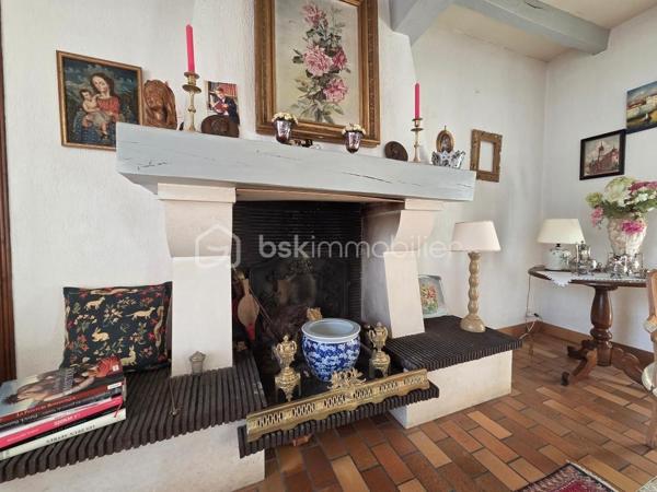 Située dans un petit village, cette charmante maison de 95m2, saura vous charmer par son authenticité et son caractère, offrant un cadre de vie paisible au cœur du bourg, à proximité de l'école et petits commerces ( bar restaurant, caviste ) et bureau de Poste.
 
Dès l'entrée, vous serez séduits par l'atmosphère authentique qui se dégage. La pièce de vie principale de 31m2, comprend un salon avec une belle cheminée en pierre, une salle à manger chaleureuse et lumineuse avec les poutres apparentes.
Vous y découvrirez, la cuisine équipée de 18m2 donnant sur une petite courette avec dépendance à l'arrière de la maison.
A l'étage, le couloir dessert 2 belles chambres de 13m2 et 14m2 avec un magnifique parquet et une salle d'eau avec toilettes de 9m2.

Bien entretenue et en bon état général, cette maison est raccordée au tout à l'égout ( Conforme ). La couverture a été récemment refaite ainsi que la peinture de la façade et des volets.