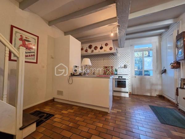 Située dans un petit village, cette charmante maison de 95m2, saura vous charmer par son authenticité et son caractère, offrant un cadre de vie paisible au cœur du bourg, à proximité de l'école et petits commerces ( bar restaurant, caviste ) et bureau de Poste.
 
Dès l'entrée, vous serez séduits par l'atmosphère authentique qui se dégage. La pièce de vie principale de 31m2, comprend un salon avec une belle cheminée en pierre, une salle à manger chaleureuse et lumineuse avec les poutres apparentes.
Vous y découvrirez, la cuisine équipée de 18m2 donnant sur une petite courette avec dépendance à l'arrière de la maison.
A l'étage, le couloir dessert 2 belles chambres de 13m2 et 14m2 avec un magnifique parquet et une salle d'eau avec toilettes de 9m2.

Bien entretenue et en bon état général, cette maison est raccordée au tout à l'égout ( Conforme ). La couverture a été récemment refaite ainsi que la peinture de la façade et des volets.