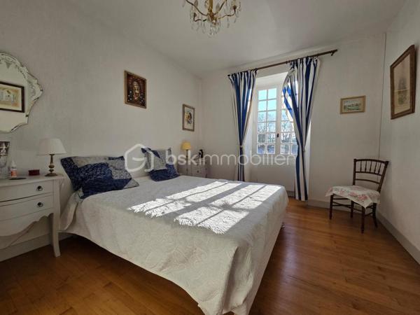 Située dans un petit village, cette charmante maison de 95m2, saura vous charmer par son authenticité et son caractère, offrant un cadre de vie paisible au cœur du bourg, à proximité de l'école et petits commerces ( bar restaurant, caviste ) et bureau de Poste.
 
Dès l'entrée, vous serez séduits par l'atmosphère authentique qui se dégage. La pièce de vie principale de 31m2, comprend un salon avec une belle cheminée en pierre, une salle à manger chaleureuse et lumineuse avec les poutres apparentes.
Vous y découvrirez, la cuisine équipée de 18m2 donnant sur une petite courette avec dépendance à l'arrière de la maison.
A l'étage, le couloir dessert 2 belles chambres de 13m2 et 14m2 avec un magnifique parquet et une salle d'eau avec toilettes de 9m2.

Bien entretenue et en bon état général, cette maison est raccordée au tout à l'égout ( Conforme ). La couverture a été récemment refaite ainsi que la peinture de la façade et des volets.