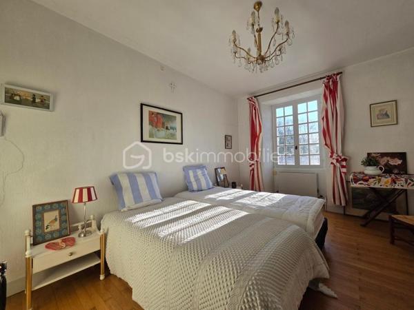 Située dans un petit village, cette charmante maison de 95m2, saura vous charmer par son authenticité et son caractère, offrant un cadre de vie paisible au cœur du bourg, à proximité de l'école et petits commerces ( bar restaurant, caviste ) et bureau de Poste.
 
Dès l'entrée, vous serez séduits par l'atmosphère authentique qui se dégage. La pièce de vie principale de 31m2, comprend un salon avec une belle cheminée en pierre, une salle à manger chaleureuse et lumineuse avec les poutres apparentes.
Vous y découvrirez, la cuisine équipée de 18m2 donnant sur une petite courette avec dépendance à l'arrière de la maison.
A l'étage, le couloir dessert 2 belles chambres de 13m2 et 14m2 avec un magnifique parquet et une salle d'eau avec toilettes de 9m2.

Bien entretenue et en bon état général, cette maison est raccordée au tout à l'égout ( Conforme ). La couverture a été récemment refaite ainsi que la peinture de la façade et des volets.