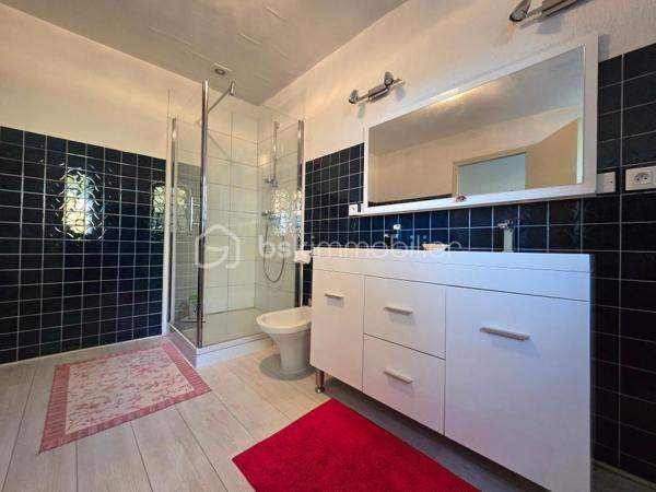 Située dans un petit village, cette charmante maison de 95m2, saura vous charmer par son authenticité et son caractère, offrant un cadre de vie paisible au cœur du bourg, à proximité de l'école et petits commerces ( bar restaurant, caviste ) et bureau de Poste.
 
Dès l'entrée, vous serez séduits par l'atmosphère authentique qui se dégage. La pièce de vie principale de 31m2, comprend un salon avec une belle cheminée en pierre, une salle à manger chaleureuse et lumineuse avec les poutres apparentes.
Vous y découvrirez, la cuisine équipée de 18m2 donnant sur une petite courette avec dépendance à l'arrière de la maison.
A l'étage, le couloir dessert 2 belles chambres de 13m2 et 14m2 avec un magnifique parquet et une salle d'eau avec toilettes de 9m2.

Bien entretenue et en bon état général, cette maison est raccordée au tout à l'égout ( Conforme ). La couverture a été récemment refaite ainsi que la peinture de la façade et des volets.