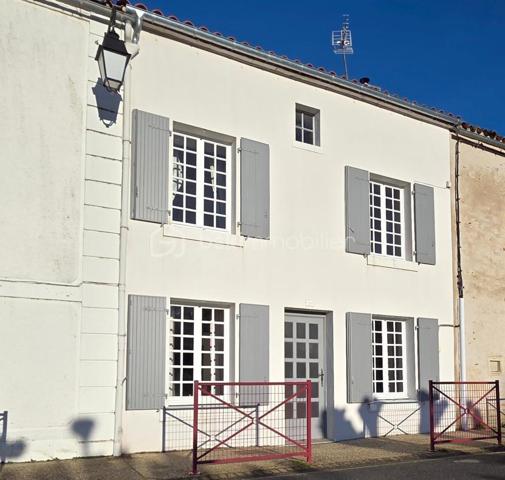 Située dans un petit village, cette charmante maison de 95m2, saura vous charmer par son authenticité et son caractère, offrant un cadre de vie paisible au cœur du bourg, à proximité de l'école et petits commerces ( bar restaurant, caviste ) et bureau de Poste.
 
Dès l'entrée, vous serez séduits par l'atmosphère authentique qui se dégage. La pièce de vie principale de 31m2, comprend un salon avec une belle cheminée en pierre, une salle à manger chaleureuse et lumineuse avec les poutres apparentes.
Vous y découvrirez, la cuisine équipée de 18m2 donnant sur une petite courette avec dépendance à l'arrière de la maison.
A l'étage, le couloir dessert 2 belles chambres de 13m2 et 14m2 avec un magnifique parquet et une salle d'eau avec toilettes de 9m2.

Bien entretenue et en bon état général, cette maison est raccordée au tout à l'égout ( Conforme ). La couverture a été récemment refaite ainsi que la peinture de la façade et des volets.