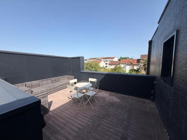 Bureaux à louer Bordeaux dans un immeuble indépendant avec terrasse et parking