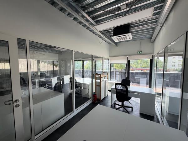 Bureaux à louer Bordeaux dans un immeuble indépendant avec terrasse et parking