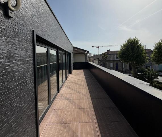 Bureaux à louer Bordeaux dans un immeuble indépendant avec terrasse et parking