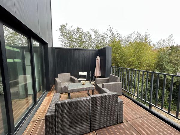 Bureaux à louer Bordeaux dans un immeuble indépendant avec terrasse et parking