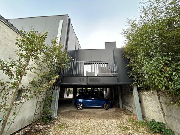 Bureaux à louer Bordeaux dans un immeuble indépendant avec terrasse et parking