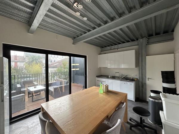 Bureaux à louer Bordeaux dans un immeuble indépendant avec terrasse et parking
