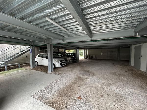 Bureaux à louer Bordeaux dans un immeuble indépendant avec terrasse et parking