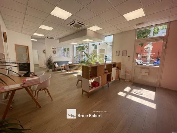 Bureaux à vendre ou à louer à Lyon bureaux lumineux en très bon état