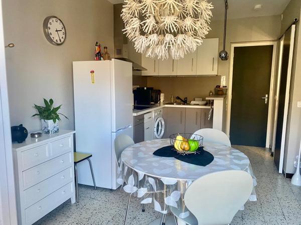 très beau studio avec balcon et parking