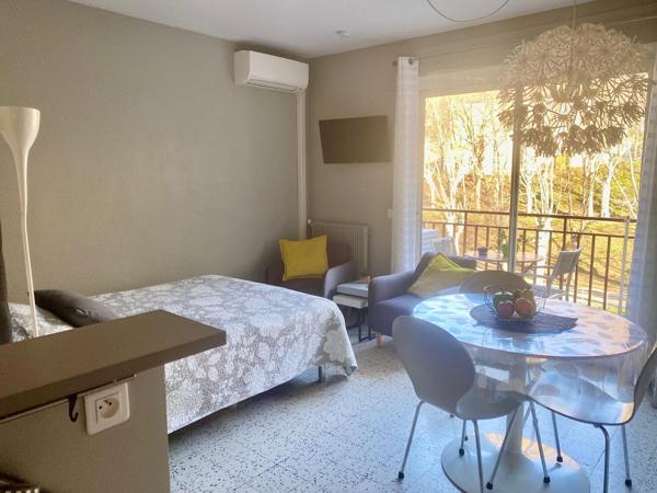 très beau studio avec balcon et parking