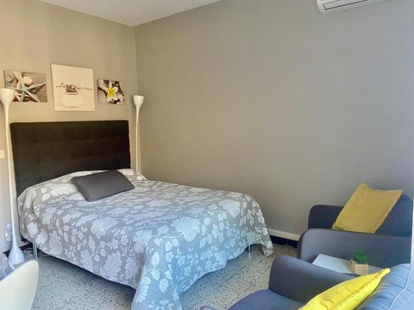 très beau studio avec balcon et parking
