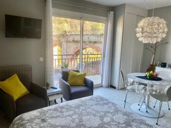 très beau studio avec balcon et parking