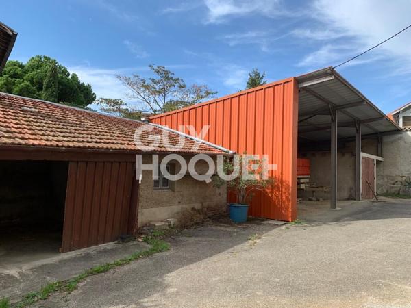 Ensemble immobilier comprenant ancienne ferme, nombreuses dépendances et terrain