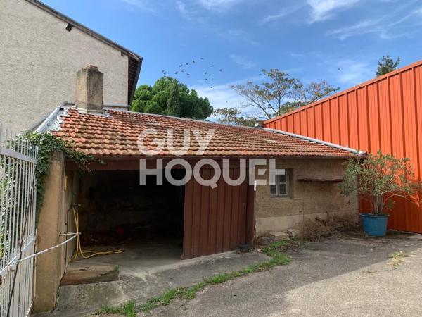 Ensemble immobilier comprenant ancienne ferme, nombreuses dépendances et terrain