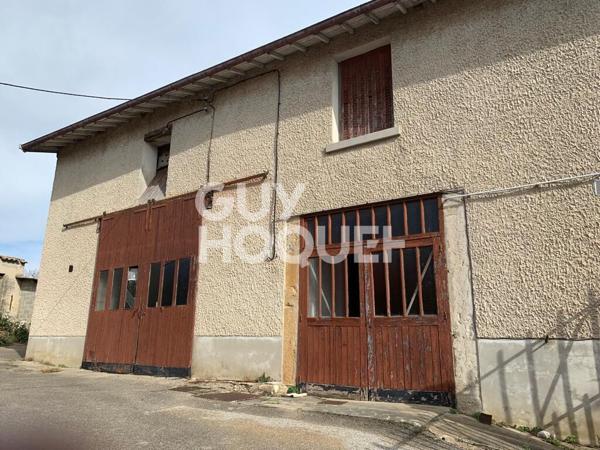 Ensemble immobilier comprenant ancienne ferme, nombreuses dépendances et terrain