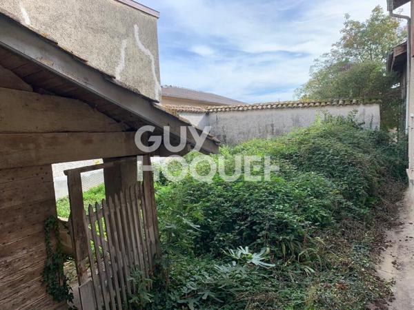 Ensemble immobilier comprenant ancienne ferme, nombreuses dépendances et terrain